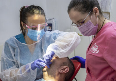 Importanța vizitelor regulate la dentist după un implant dentar