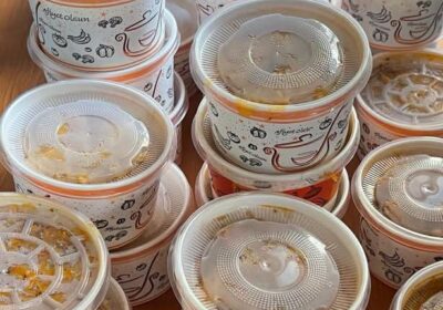 Masă caldă pentru persoanele fără adăpost din București, prin campania „Dăruiește din Suflet”.